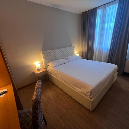 Hotel Garda Affi Bagian luar foto